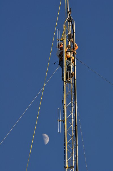 Bob-K4NBC Raising New Antenna 06.jpg